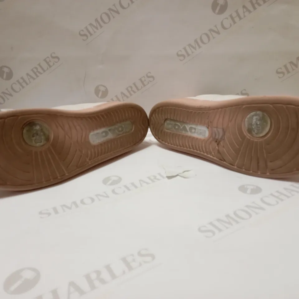 PAIR OF COACH LOWLINE LOW TOP TRAINERS SIZE 7