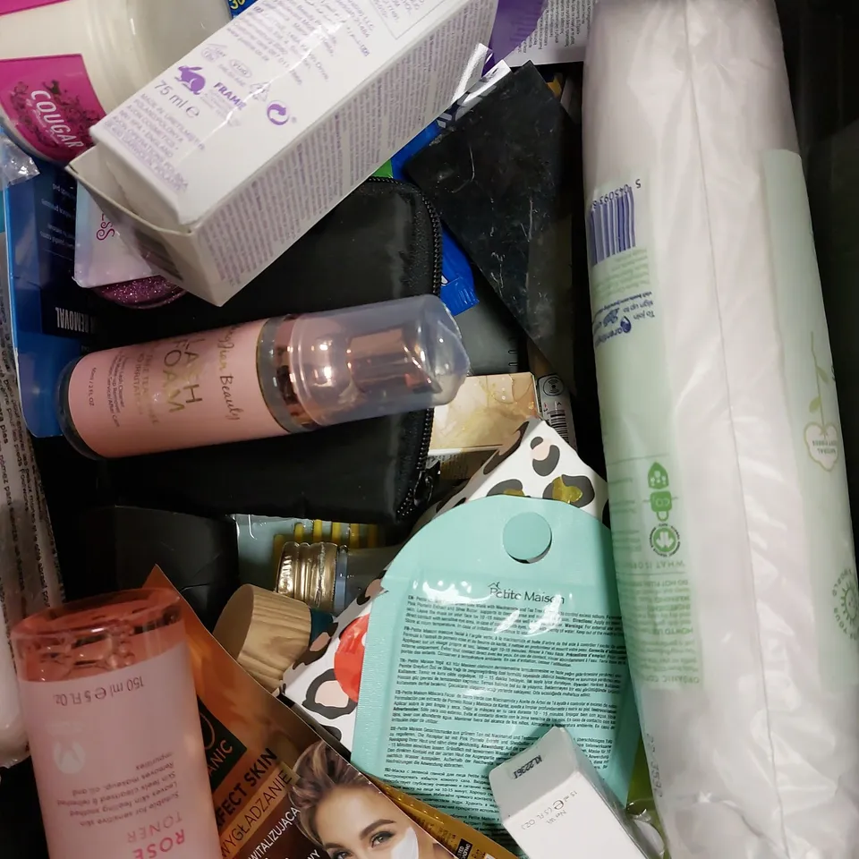 LOT OF APPROX 20 ASSORTED BEAUTY PRODUCTS TO INCLUDE EVELINE LIQUID EYE PADS, AXIS GLAMOUR EAU DE PARFUM, THISWORKS CHOOSE SLEEP, ETC 