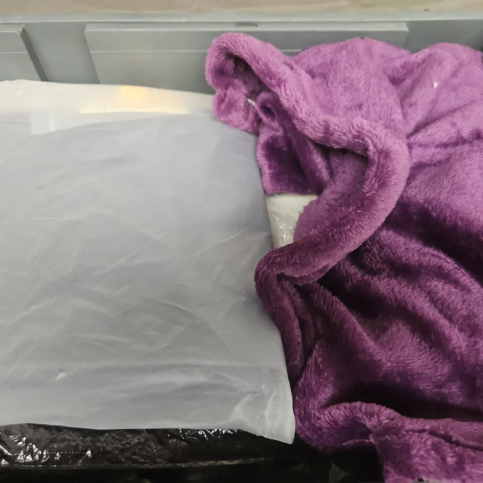 APPROXIMATELY 12 ASSORTED HOUSEHOLD ITEMS TO INCLUDE SHEET GRIPPER, LEMON BAG, CLEAR WATER BOTTLE, ETC