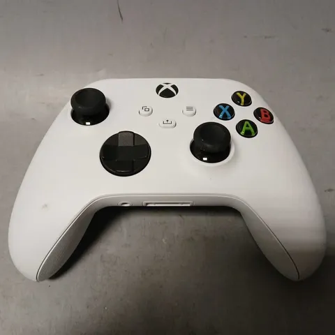 XBOX X CONTROLLER IN WHITE