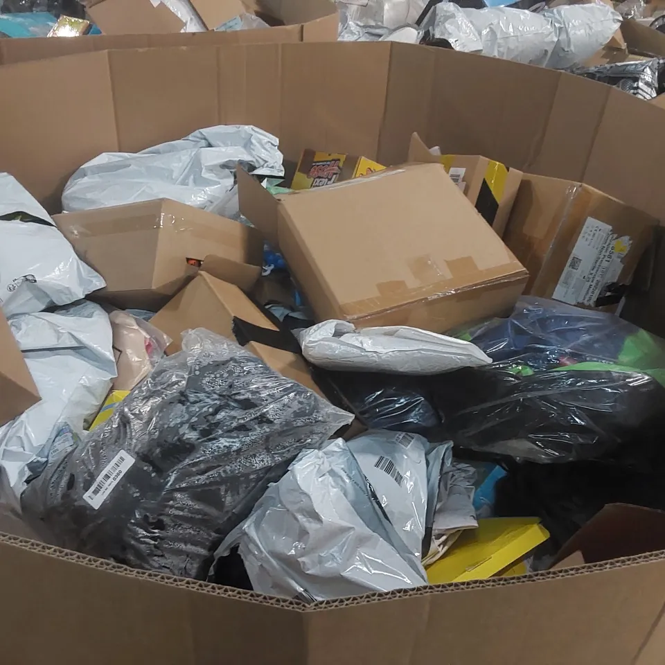 PALLET CONTAINING A LARGE QUANTITY OF ASSORTED HOSE PIPES, POOL INFLATABLES ECT