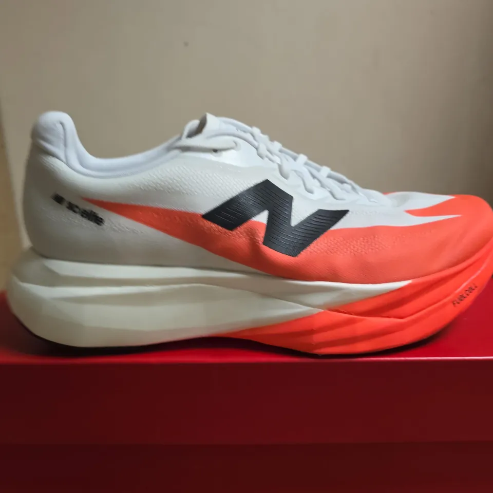 BOXED PAIR OF NEW BALANCE RUNNING SHOES ENERGY ARC, WHITE/ORANGE, UK 11.5