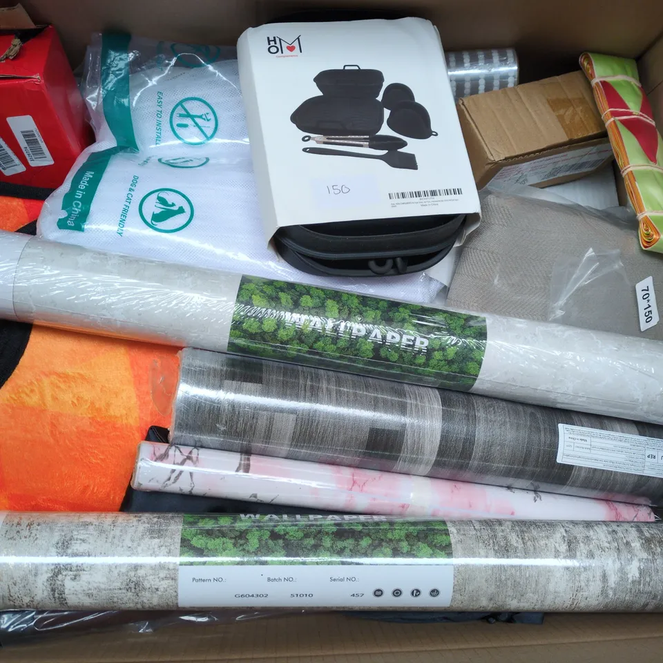 APPROXIMATELY 20 ASSORTED HOUSEHOLD PRODUCTS TO INCLUDE WALLPAPER, COT BED MATTRESS PROTECTOR, MAGNETIC SCREEN DOOR, ETC - COLLECTION ONLY