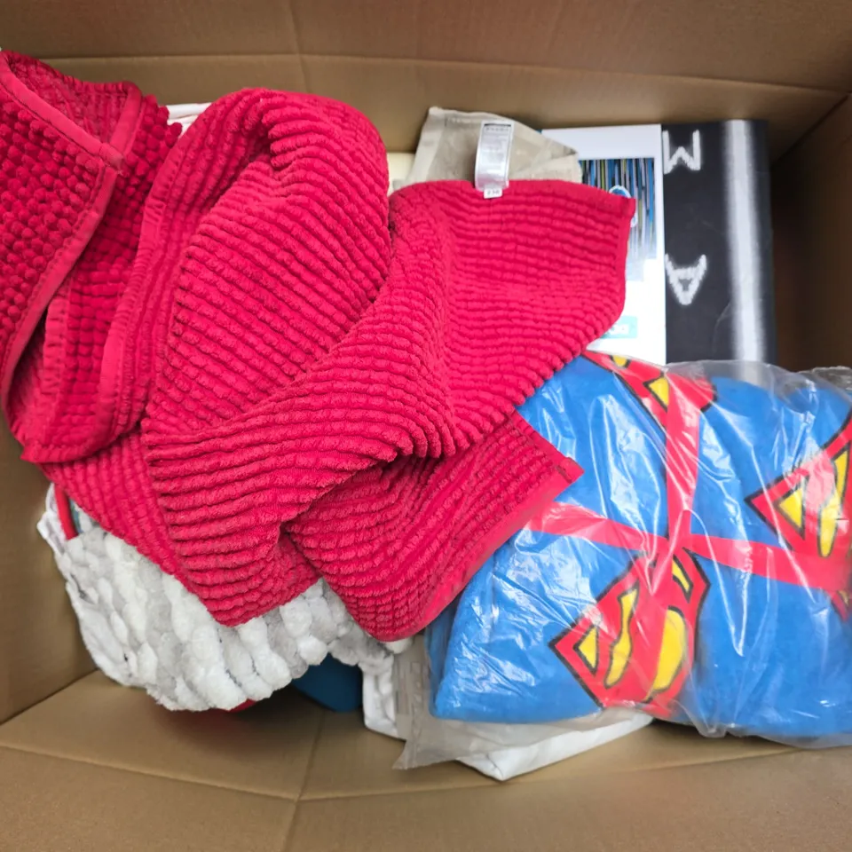 APPROXIMATELY 20 ASSORTED ITEMS TO INCLUDE EASY CARE DUVET SET, MATTRESS PROTECTOR, TOWELS, ETC