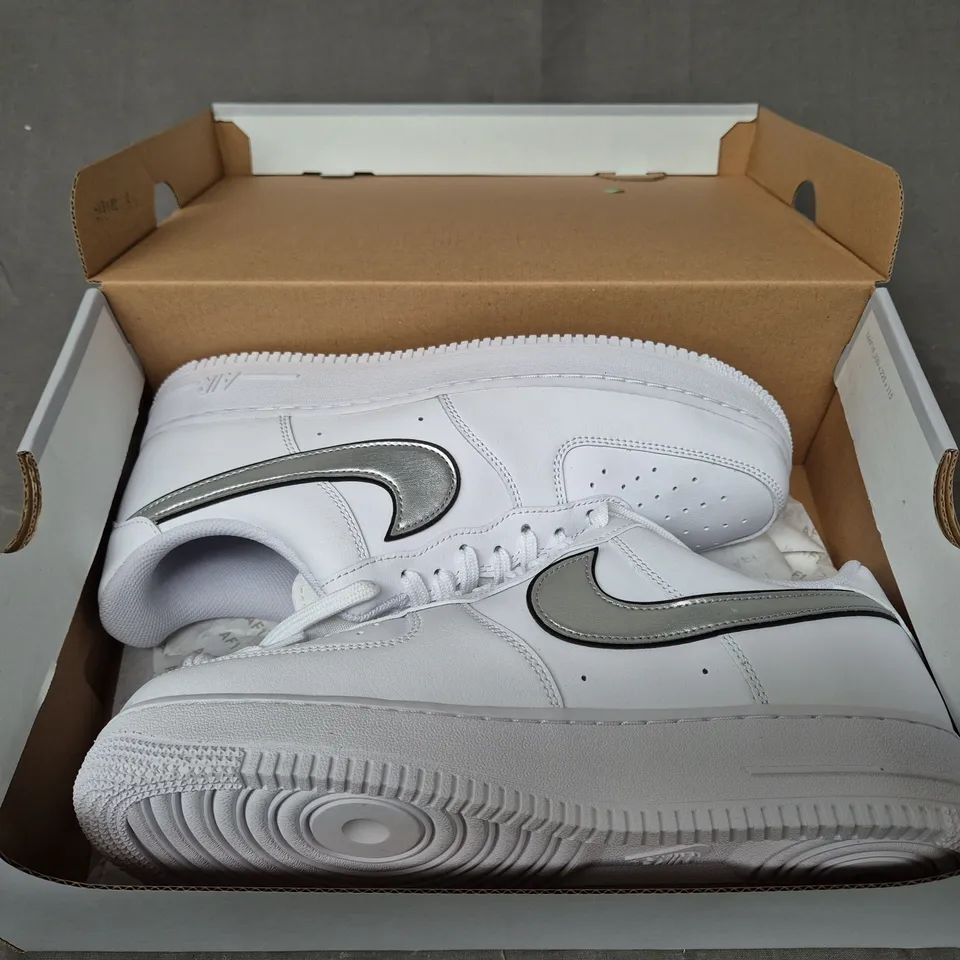 BRAND NEW BOXED PAIR OF NIKE WOMEN'S AIR FORCE 1 '07 ESS SHOES IN WHITE/METALLIC SILVER UK SIZE 8.5