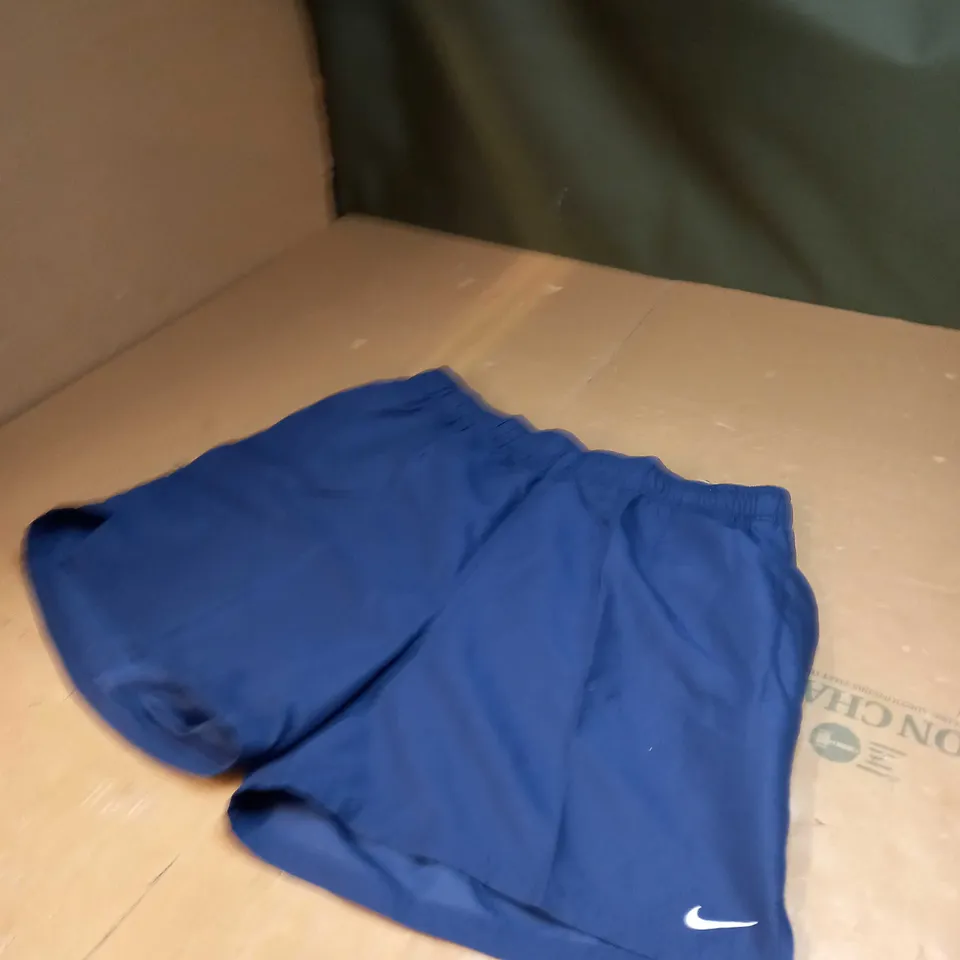 NIKE LOGO TRAINING SHORTS SIZE L