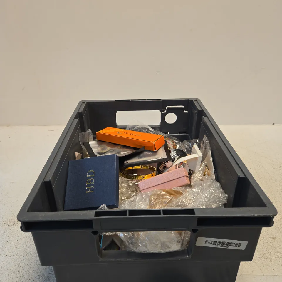 TOTE OF APPROXIMATELY 22 ASSORTED JEWELLERY ITEMS TO INCLUDE PHILIP JONES, HDB, POLIT, BIRTHDAY JEWELLERY ETC