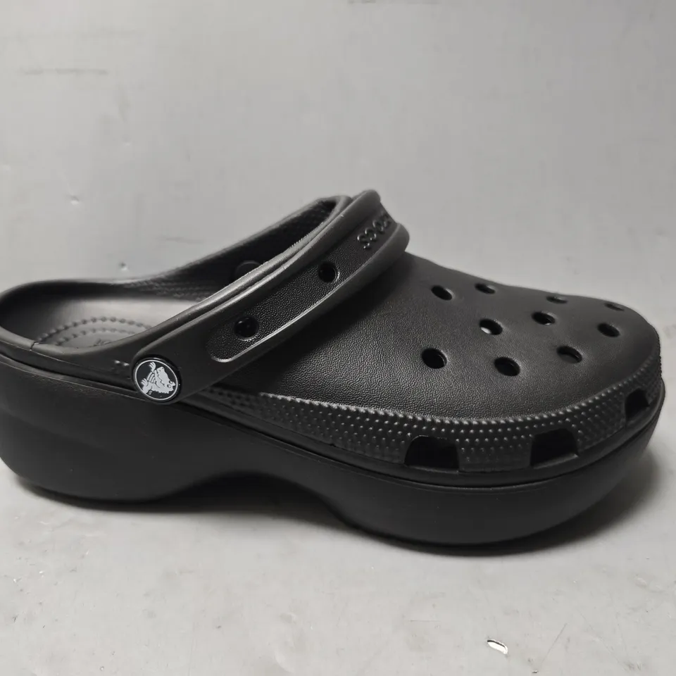 CROCS CLASSIC PLATFORM CLOG IN BLACK - UK 6 
