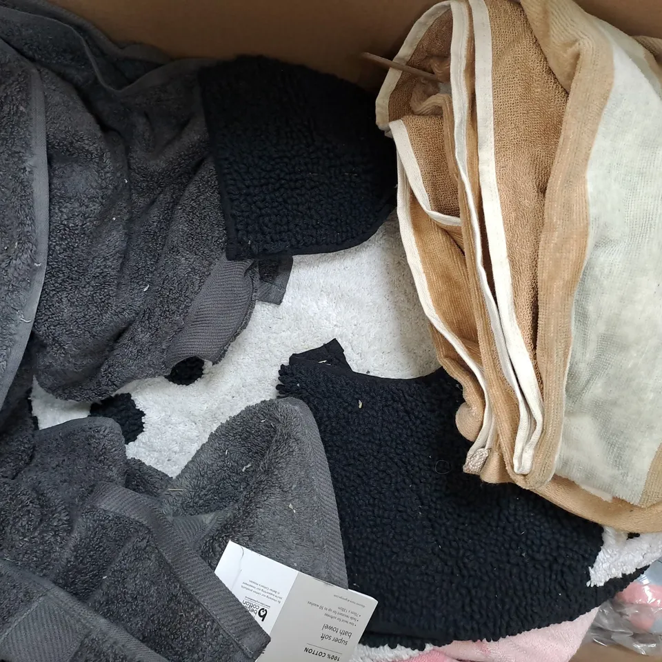 BOX OF APPROXIMATELY 10 ASSORTED HOUSEHOLD ITEMS TO INCLUDE BEDDING, CUSHIONS, ETC, IN VARIOUS STYLES, SIZES, AND COLOURS - COLLECTION ONLY