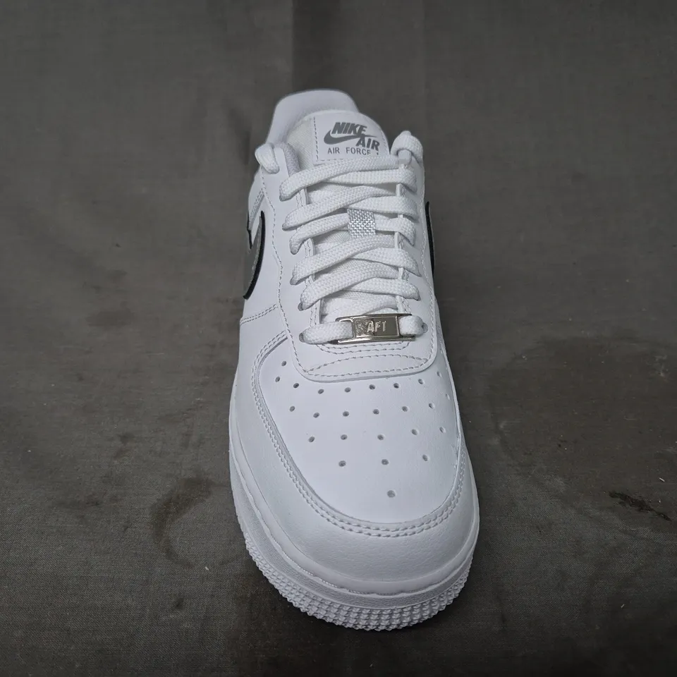 BOXED PAIR OF NIKE WOMEN'S AIR FORCE 1 '07 ESS SHOES IN WHITE/METALLIC SILVER UK SIZE 5.5