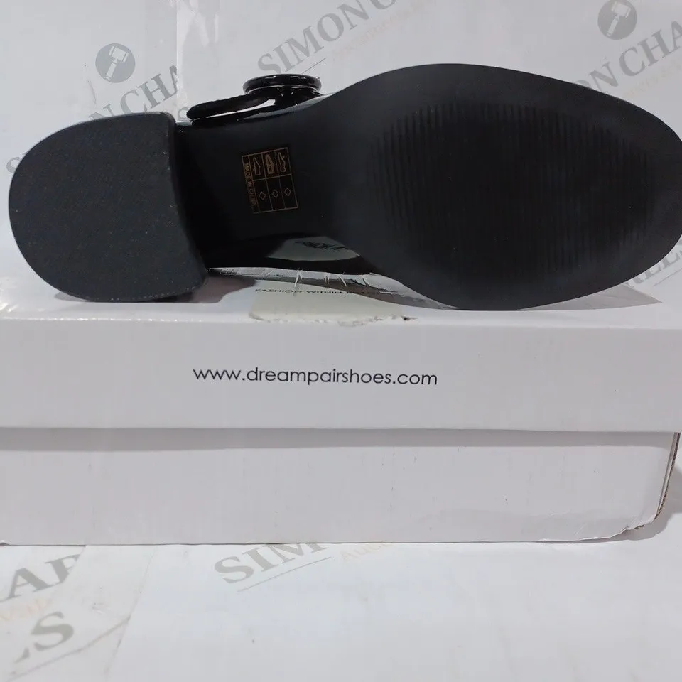 BOXED PAIR OF DREAMPAIRS LOW BLOCK HEEL SHOES IN BRIGHT BLACK UK SIZE 5