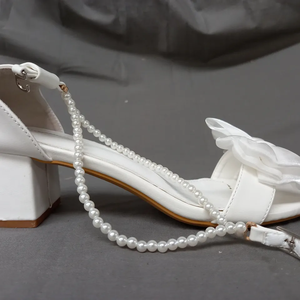 BOXED PAIR OF DESIGNER OPEN TOE LOW BLOCK HEEL SANDALS IN WHITE W. BOW DETAIL EU SIZE 40