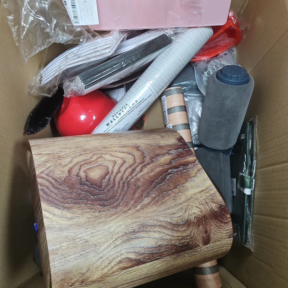 BOX OF APPROXIMATELY 12 ASSORTED HOUSEHOLD ITEMS TO INCLUDE - PURSE - PAPER - WALLPAPER - ETC