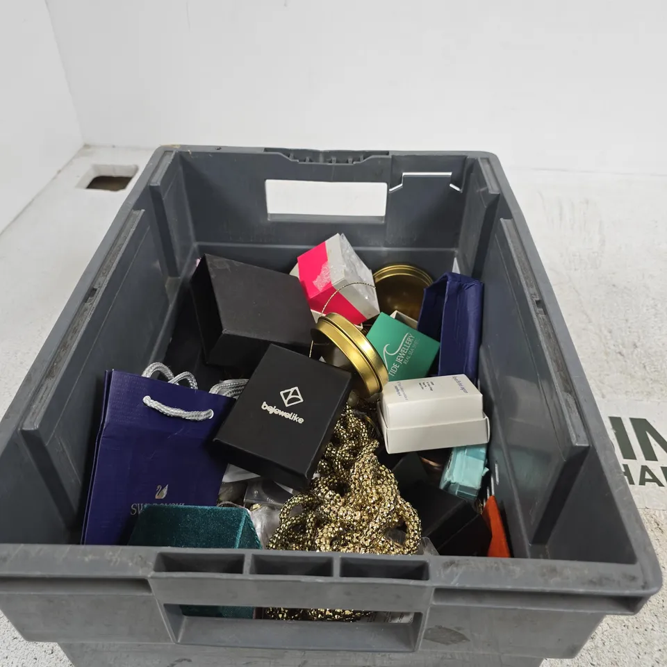 TOTE OF APPROXIMATELY 35 ASSORTED JEWELLERY/RELATED ITEMS TO INCLUDE ROYAL BRITISH LEGION, DIAMONIQUE ETC
