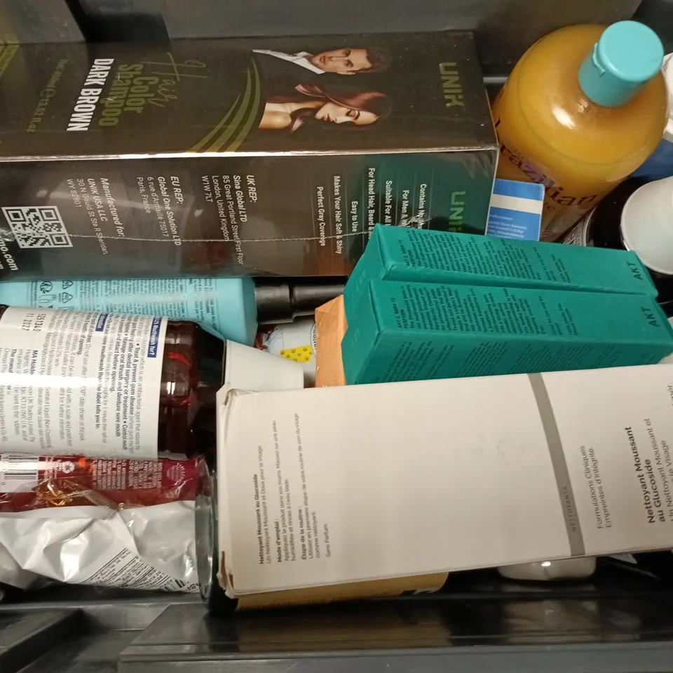 APPROXIMATELY 15 ASSORTED HEALTH & BEAUTY PRODUCTS TO INCLUDE THE ORDINARY FOAMING CLEANSER, SUNNY BRAZILIAN LOVE OCEAN, UNIK CARE SHAMPOO, ETC - COLLECTION ONLY