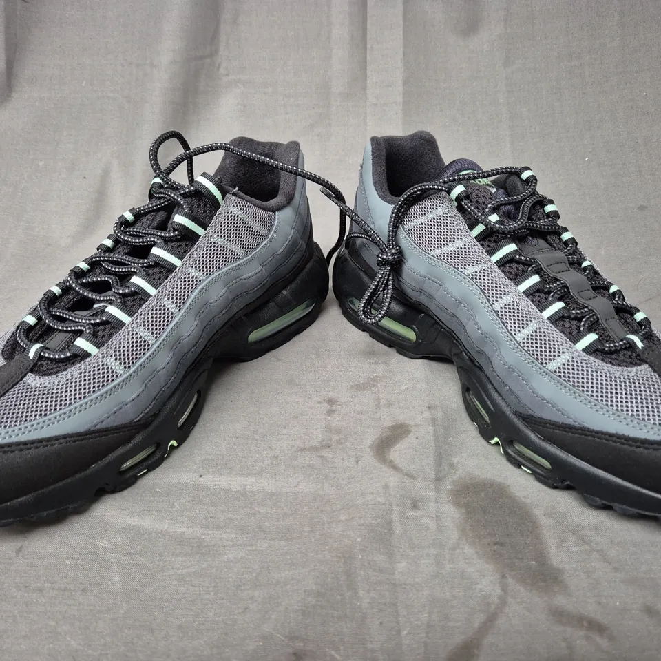 BOXED PAIR OF NIKE AIR MAX 95 SHOES IN BLACK/GREY/VAPOR GREEN UK SIZE 8