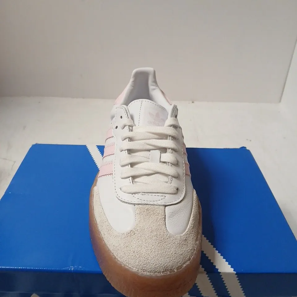 BOXED PAIR OF ADIDAS SAMBA J TRAINERS – WHITE/PINK, GUM SOLE, UK 5