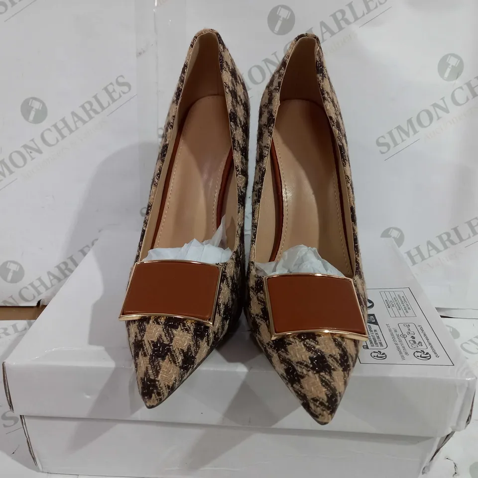 BOXED PAIR OF DESIGNER POINTED TOE STILETTO HEEL PATTERNED SHOES IN BROWN/LIGHT BROWN - EU 40