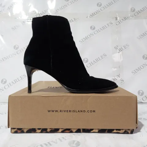 BOXED PAIR OF RIVER ISLAND POINTED TOE HEELED SUEDE SHOES IN BLACK UK SIZE 5