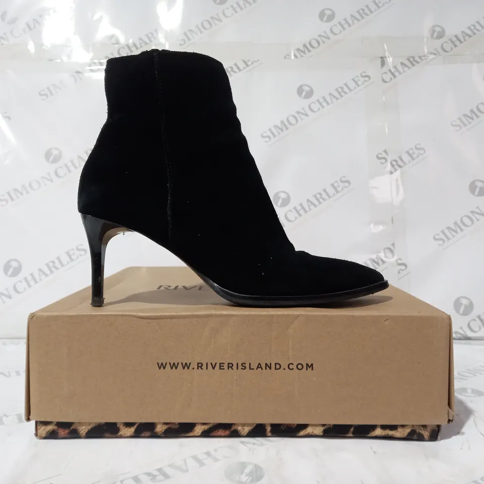 BOXED PAIR OF RIVER ISLAND POINTED TOE HEELED SUEDE SHOES IN BLACK UK SIZE 5