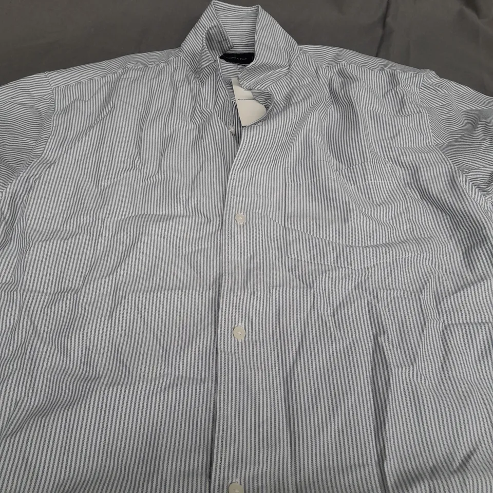 ABERCROMBIE & FITCH CROPPED SHIRT IN WHITE & BLUE - SMALL