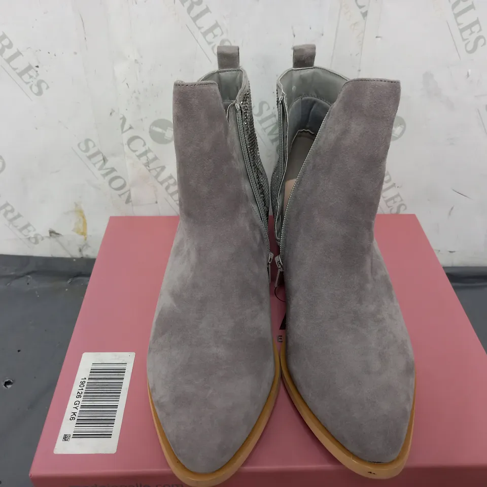 BOXED MODA IN PELLE KATREENA SUEDE HEEL BOOTS IN DARK GREY - EU 39