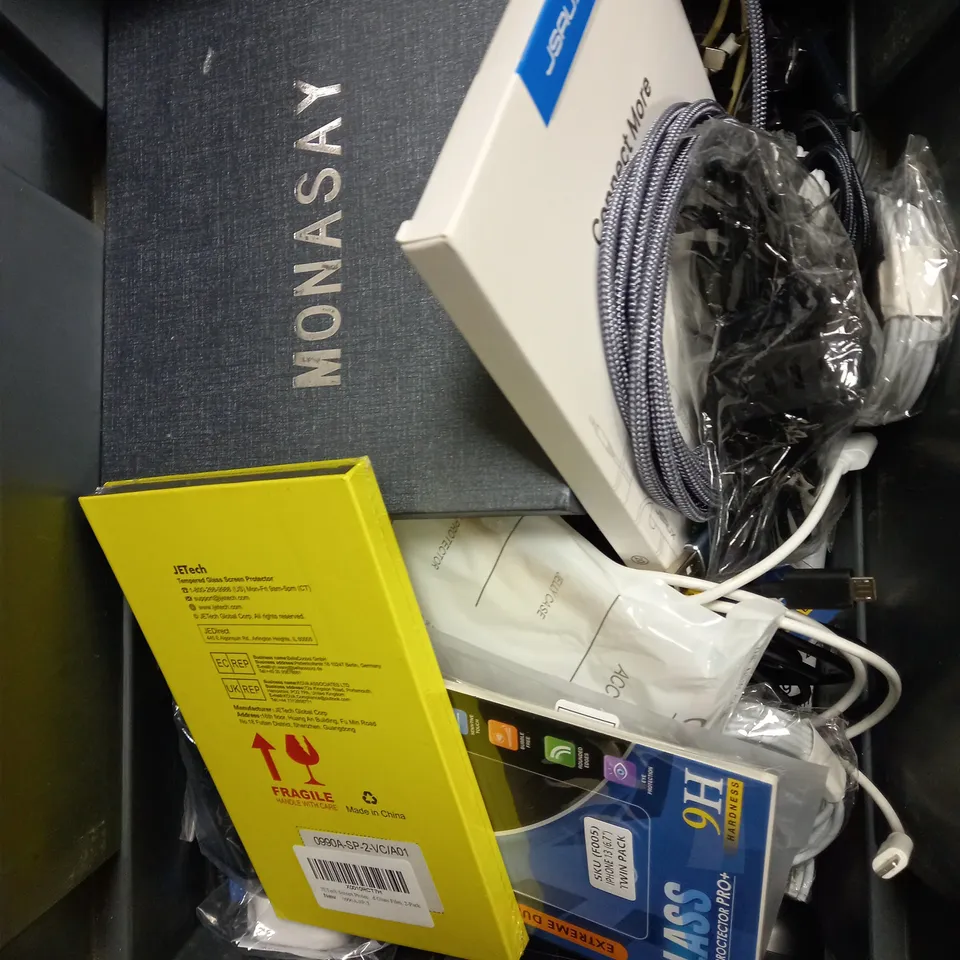 LOT OF APPROXIMATELY 20 ASSORTED SMARTPHONE & TABLET ACCESSORIES TO INCLUDE SCREEN PROTECTORS, CHARGING CABLES, PHONE CASES ETC