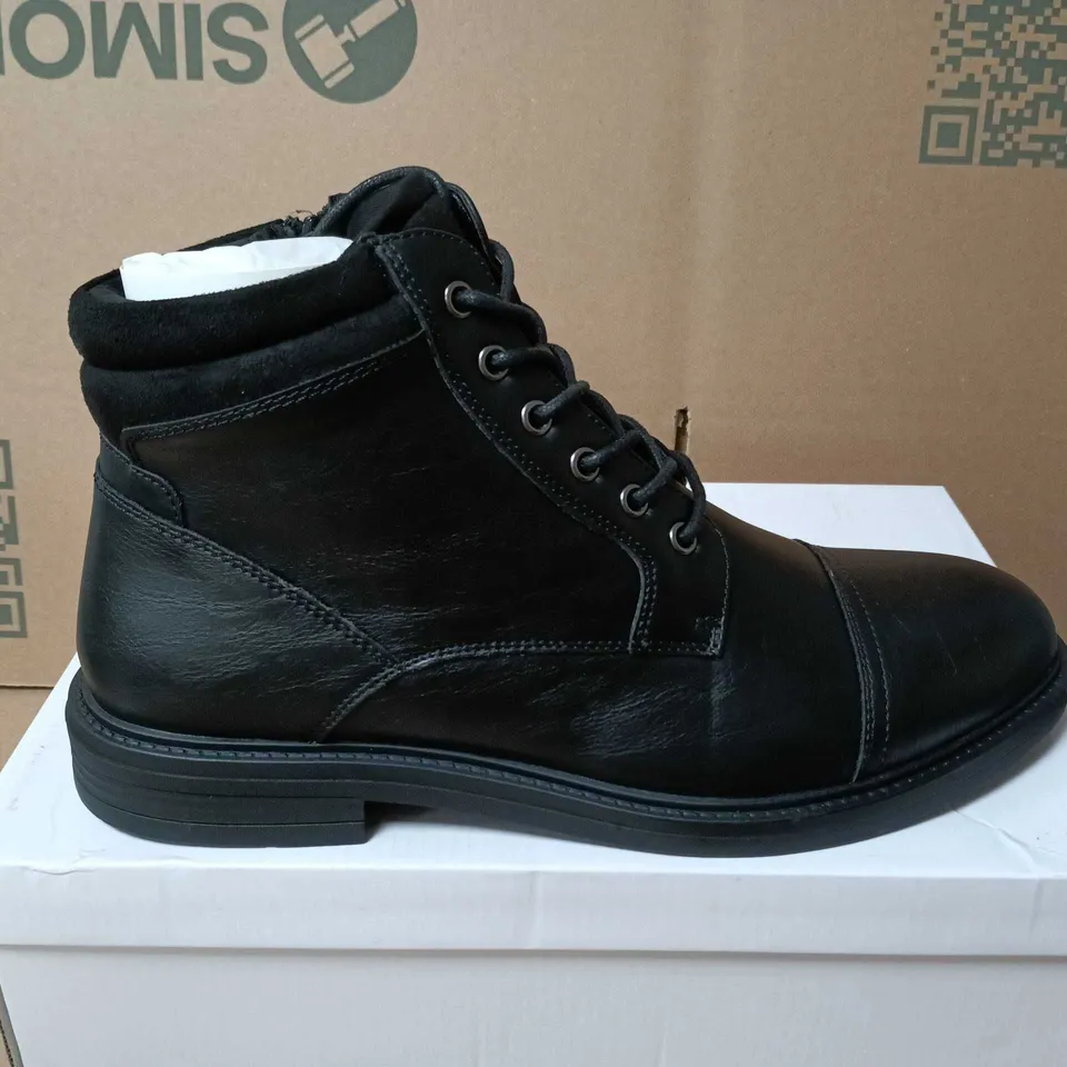 BOXED PAIR OF BUSINESS CLASS BENNETT LEATHER BOOTS - SIZE 11