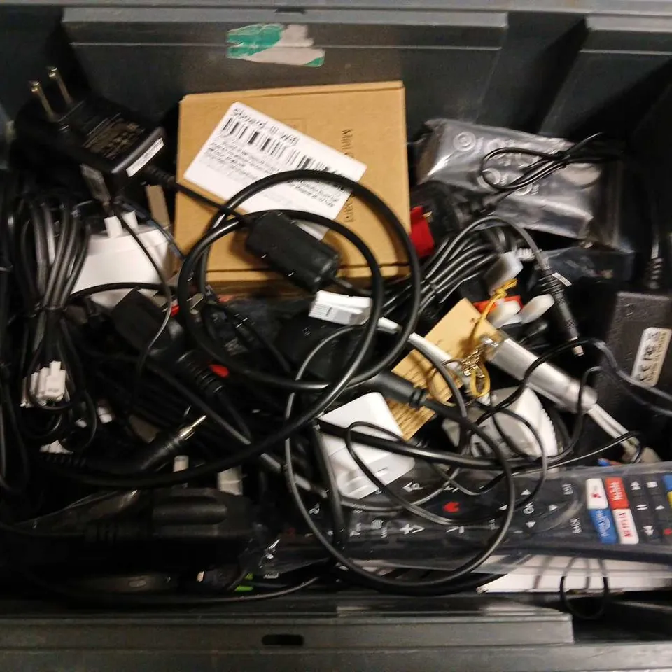 APPROXIMATELY 12 ASSORTED HOUSEHOLD ITEMS TO INCLUDE PIFCO 4K HDMI 2.0 CABLE, AZDOME HARDWIRE KIT, TV REMOTE, ETC