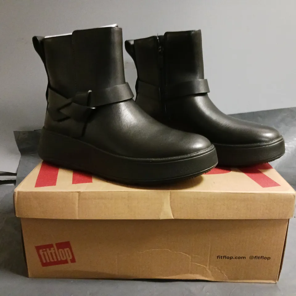 BOXED PAIR OF FITFLOP FLATFORM CHELSEA BOOTS IN BLACK UK SIZE 5