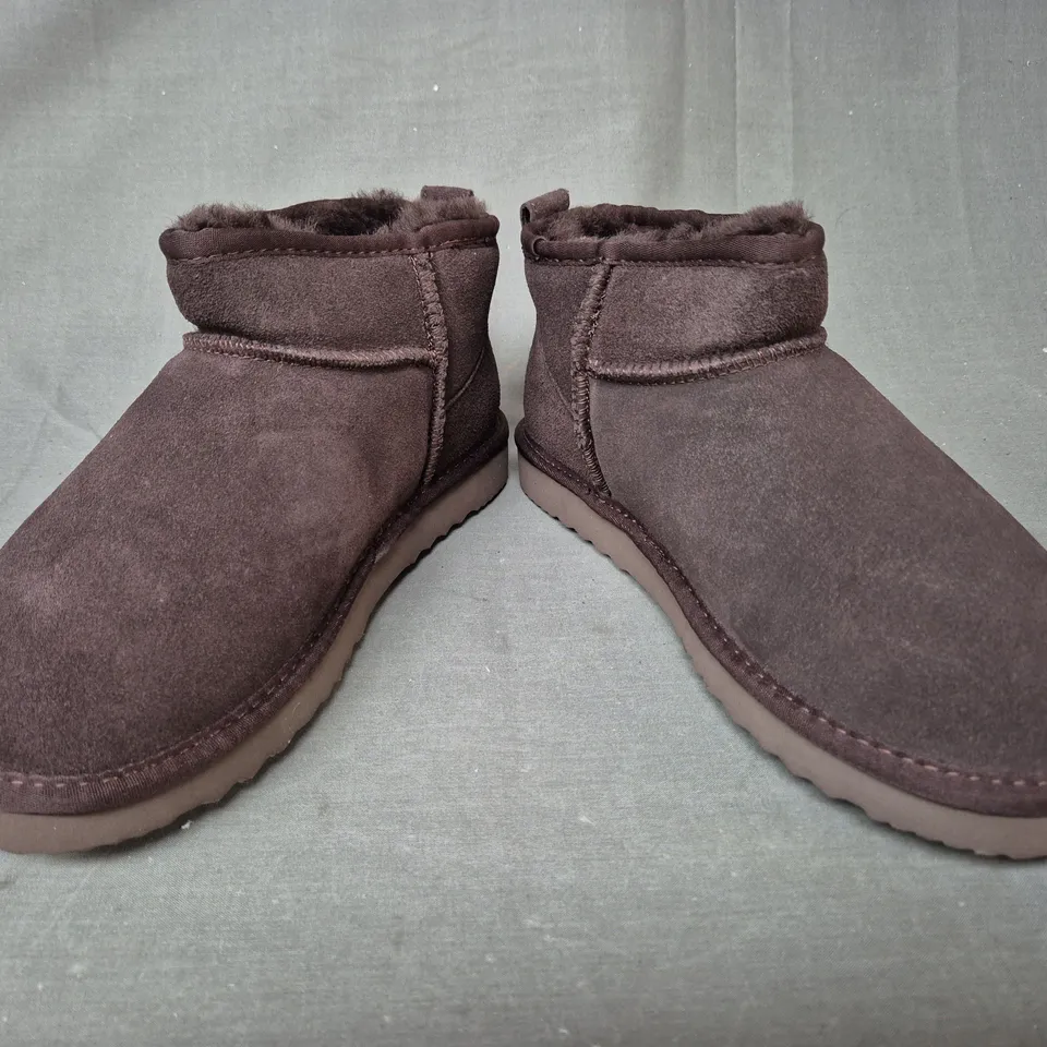 BOXED PAIR OF HOLLAND COOPER ULTRA MINI SHEARLING BOOTS IN CHOCOLATE SIZE 6