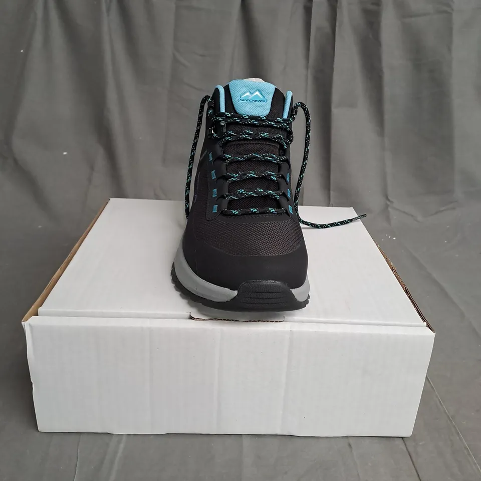SKETCHERS ARCH FIT WOMENS SIZE 9.5 WORKWEAR SHOES 