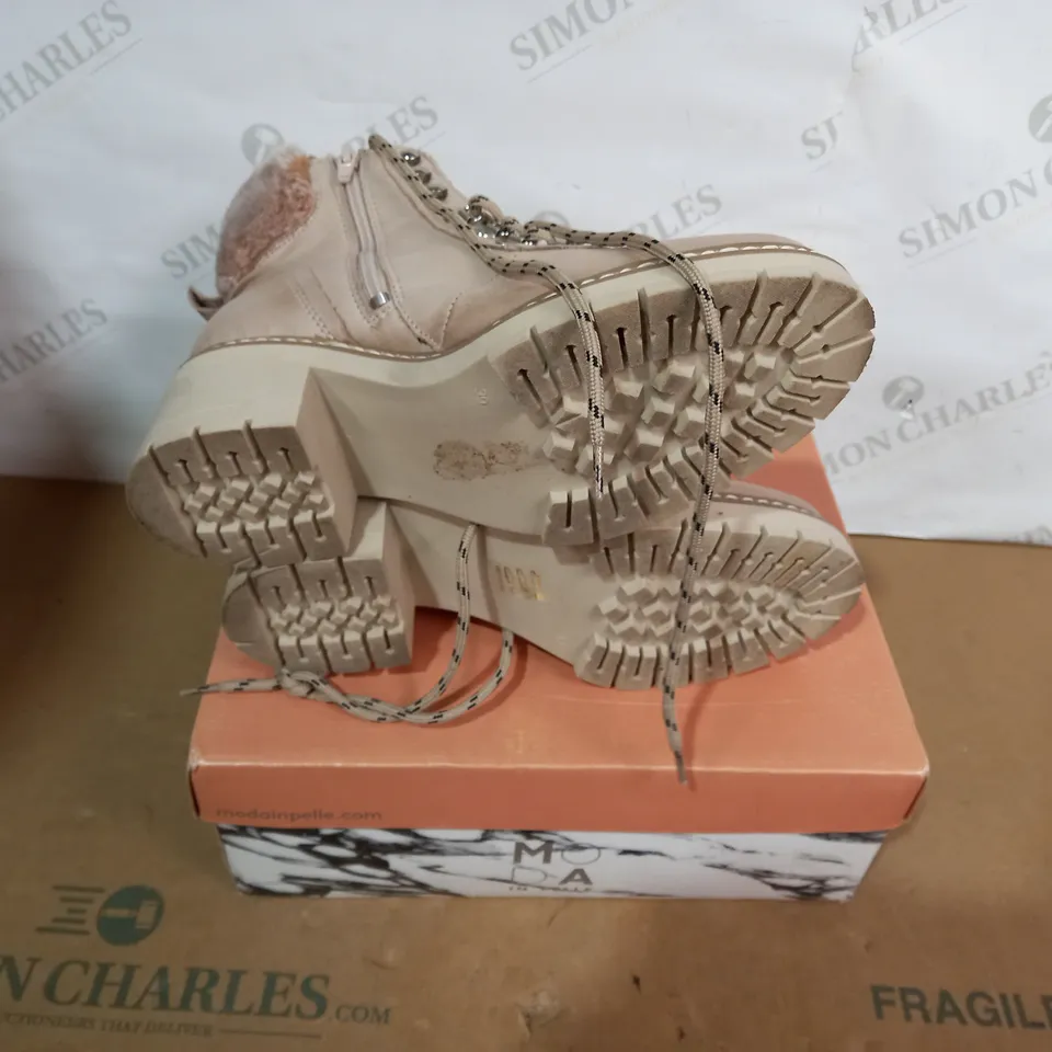 BOXED PAIR OF MODA IN PELLE BOOTS - SIZE 39