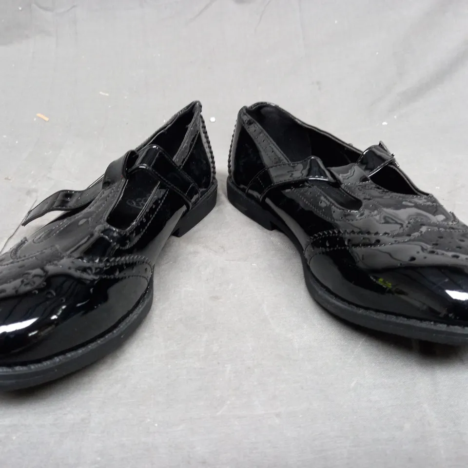 BOX OF APPROXIMATELY 10 LILLEY SHOES IN BLACK - VARIOUS SIZES