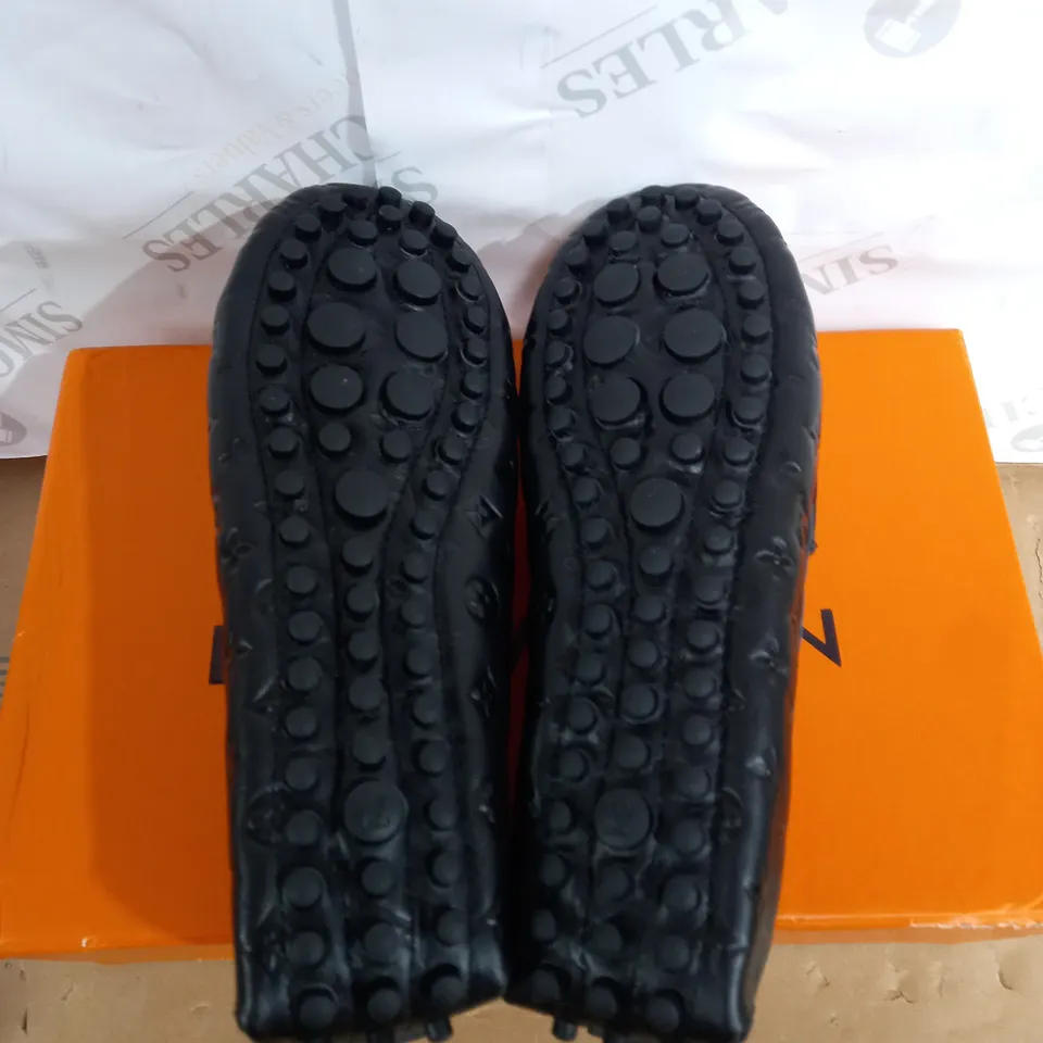 LOUIS VUITTON ARIZONA SHOES SIZE UNSPECIFIED