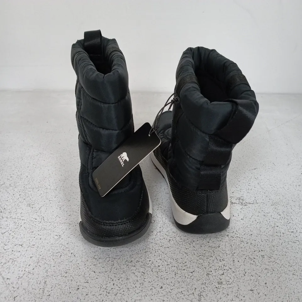 BOXED PAIR OF SOREL CHILDRENS WHITNEY 2 PUFFY MID BOOTS IN BLACK - UK 12