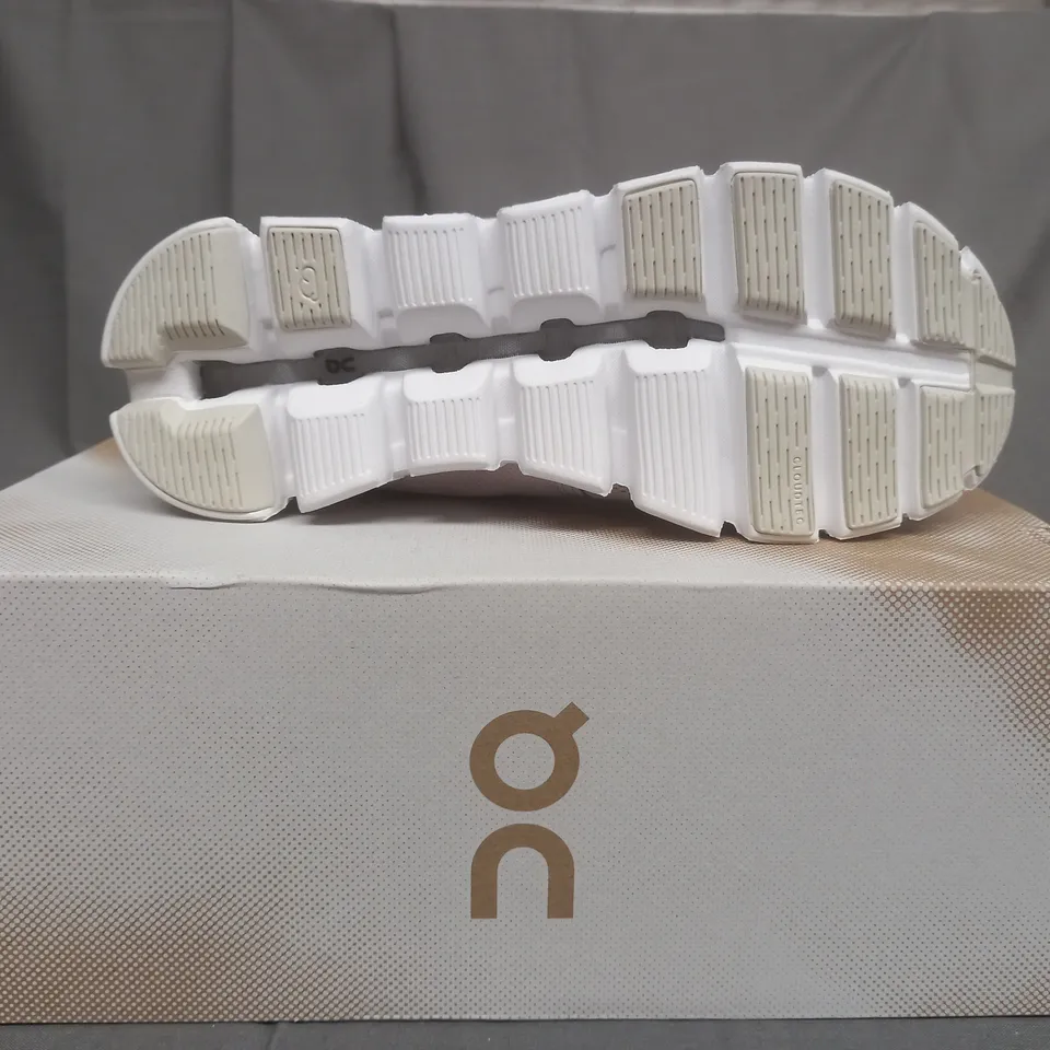 BOXED PAIR OF CLOUD 5 QU TRAINERS IN PEARL/WHITE UK SIZE 4