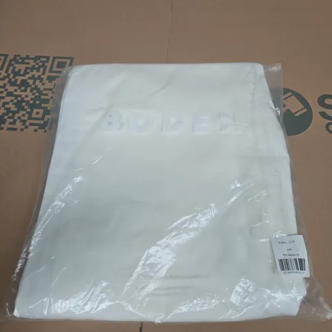 BODEN EXPOSED BUTTON STRAIGHT JEANS SIZE 33R