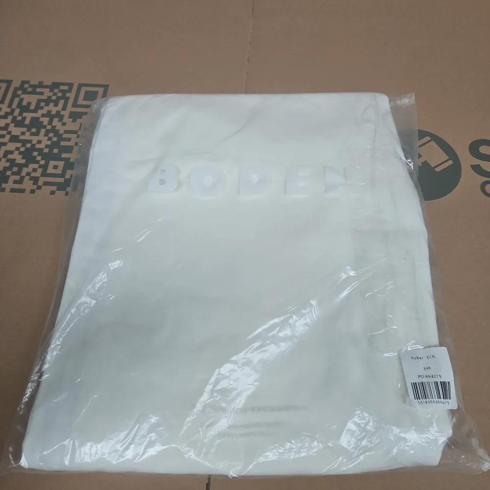 BODEN EXPOSED BUTTON STRAIGHT JEANS SIZE 33R