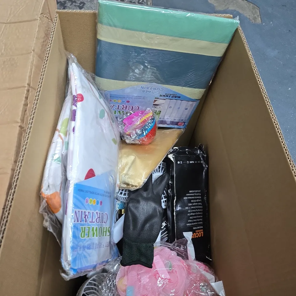 APPROXIMATELY 20 HOUSEHOLD ITEMS TO INCLUDE SHOWER CURTAINS, SELFIE STICKS AND MINI FANS