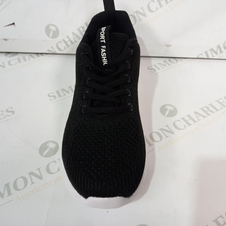 PAIR OF DESIGNER SPORT FASHION SHOES IN BLACK EU SIZE 40