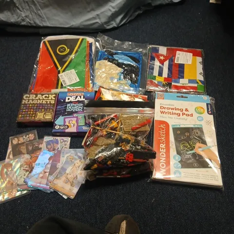 LARGE QUANTITY OF ASSORTED TOYS AND ACCESSORIES TO INCLUDE; REUSABLE DRAWING AND WRITING PAD, MONOPOLY DEAL K POP DEMON HUNTERS, CRACK MAGNETS AND LEGO