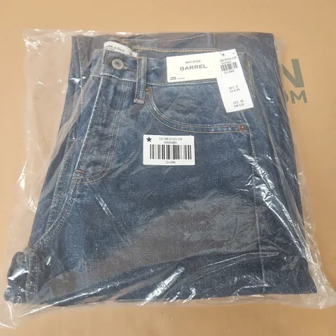 BAGGED ABERCROMBIE & FITCH MID RISE BARREL JEANS IN NAVY - 25 LONG