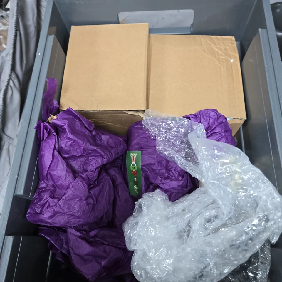 TOTE OF APPROXIMATELY 10 HOUSEHOLD POTTERY ITEMS TO INCLUDE A PUMPKIN TEA LIGHT HOLDER, TUMBLER AND A FRUIT JUICE SQUEEZER