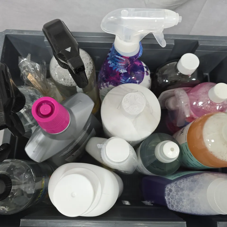 APPROXIMATELY 12 ASSORTED HOUSEHOLD LIQUID PRODUCTS TO INCLUDE MINIML TOILET CLEANER, MILTON BABY BOTTLE CLEANER, ASTONISH SPECIALIST CARPET CARE, ETC - COLLECTION ONLY