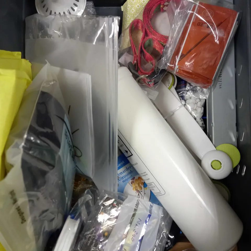 BOX OF APPROXIMATELY 15 ASSORTED HOUSEHOLD ITEMS TO INCLUDE HUMIDITY CLOCK, DRIZZLE HYDRATING MIST, WATER COLOUR PAINT BRUSHES ETC 