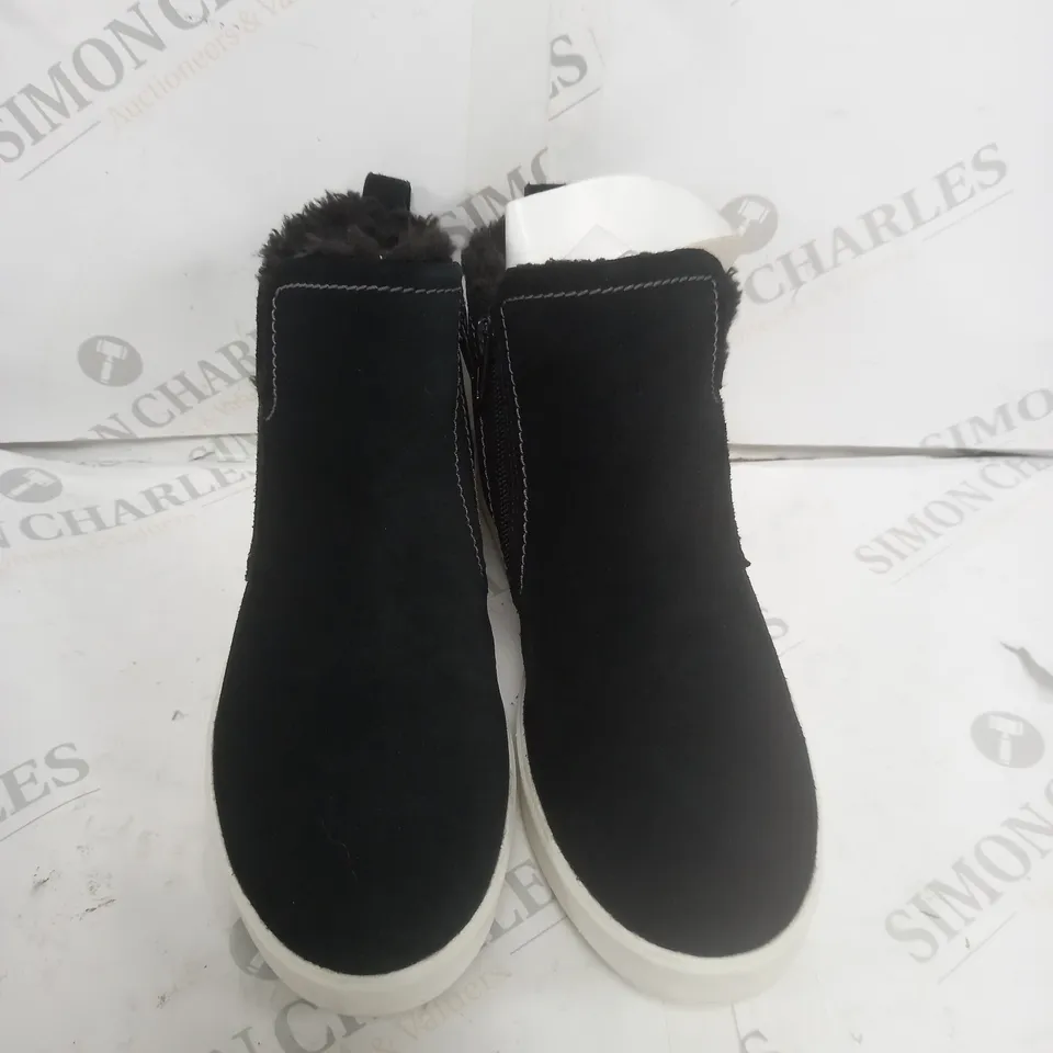 CLARKS CLACK TRAINER SIZE 5
