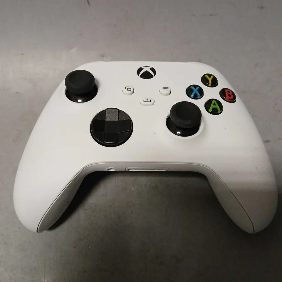 XBOX X CONTROLLER IN WHITE