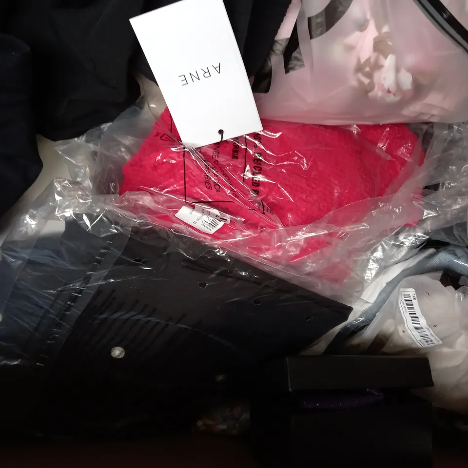BOX OF APPROXIMATELY 20 ASSORTED CLOTHING AND FASHION ITEMS IN VARIOUS COLOURS, STYLES, AND SIZES - COLLECTION ONLY