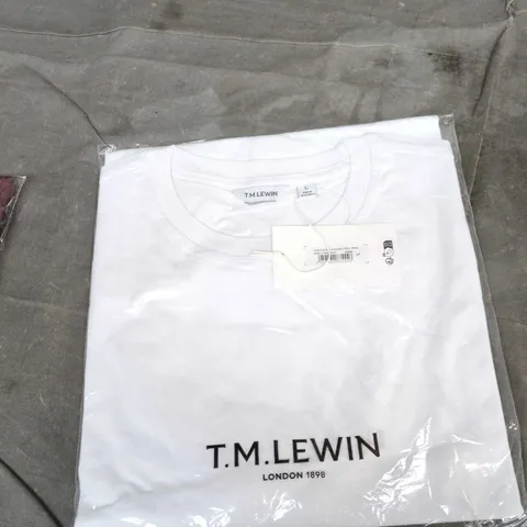 BOX OF APPROXIMATELY 20 ASSORTED CLOTHING ITEMS TO INCLUDE: 2X TM LEWIN TSHIRTS